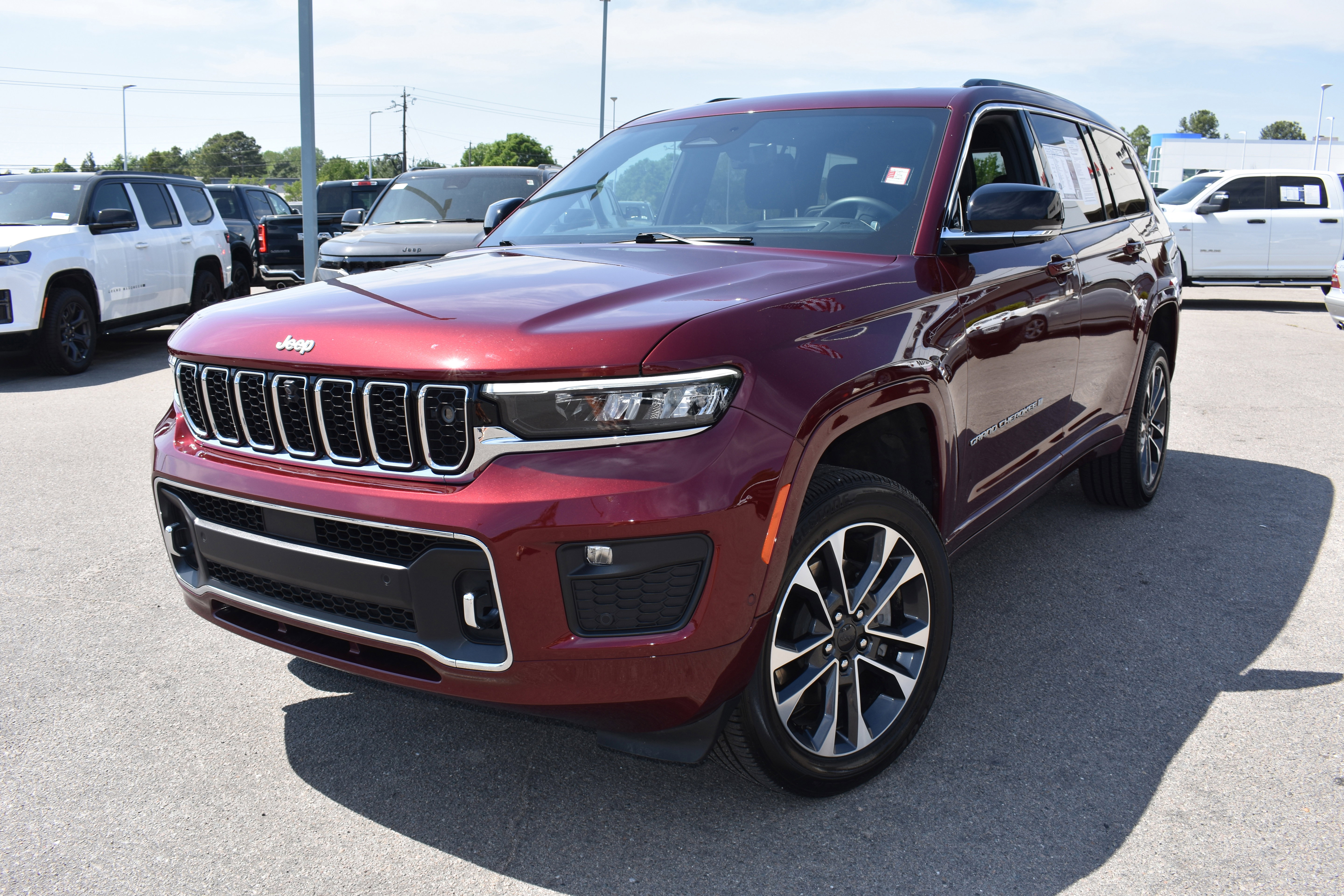 Used 2025 Jeep Grand Cherokee L Overland w/ Advanced Protech Group III AWD/4WD image 5