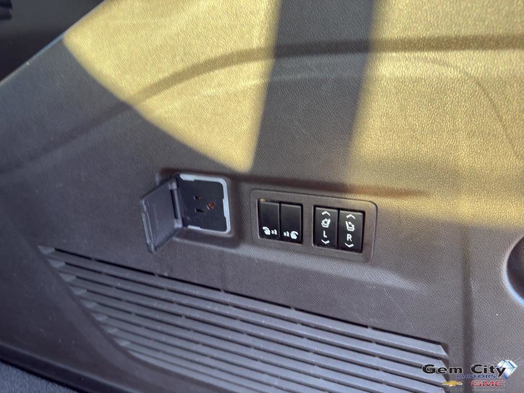 Used 2023 GMC Yukon XL Denali image 10