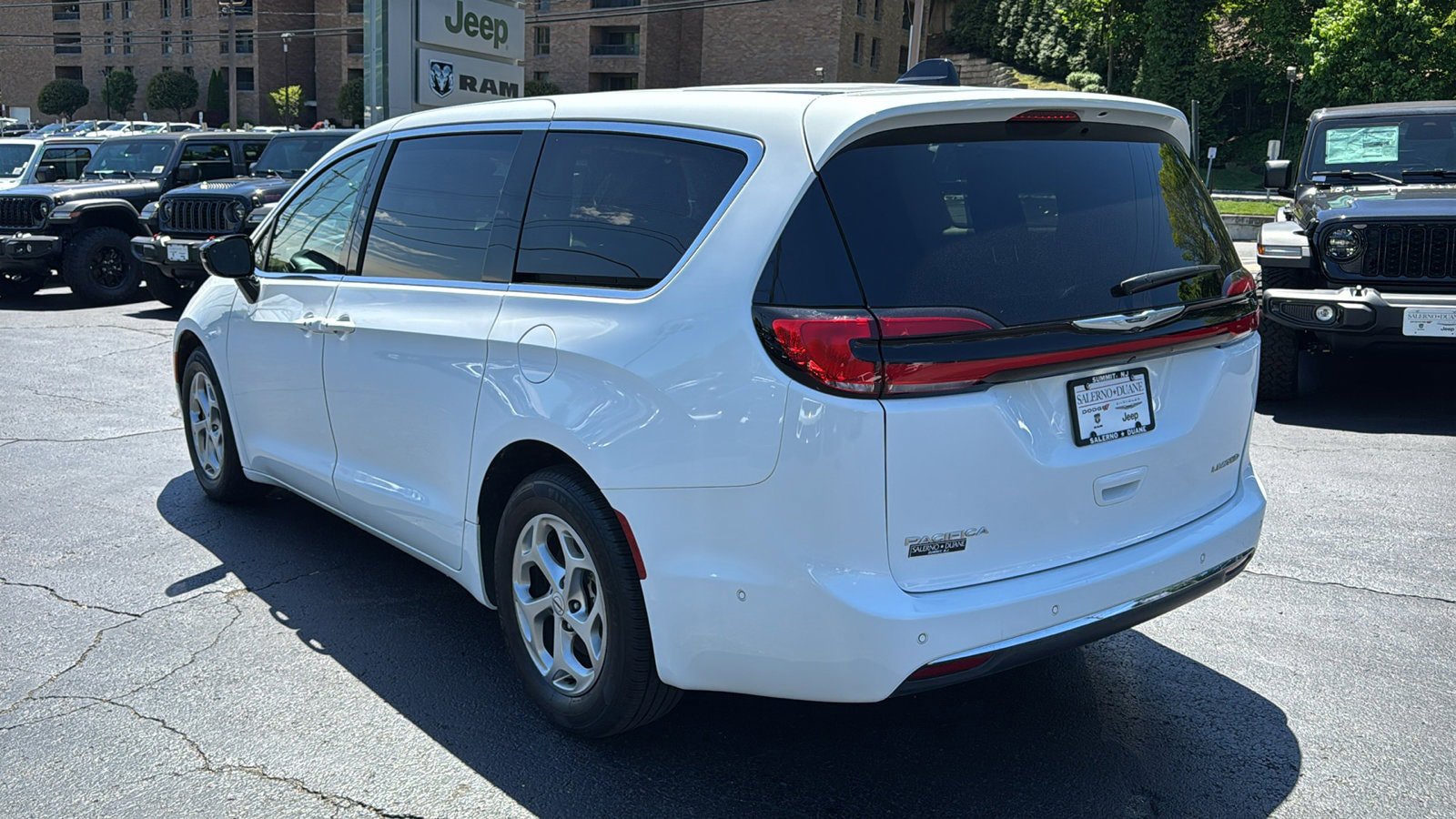 Certified 2024 Chrysler Pacifica Limited FWD image 6