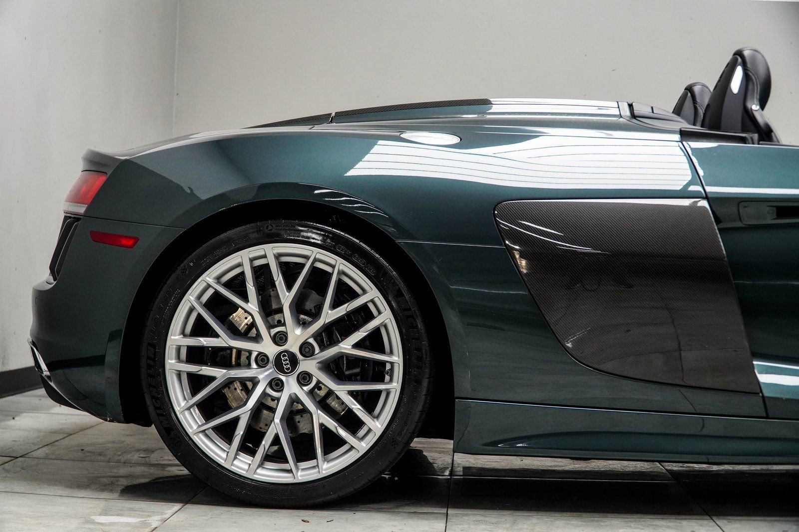 Used 2017 Audi R8 V10 w/ Carbon Exterior Package image 11