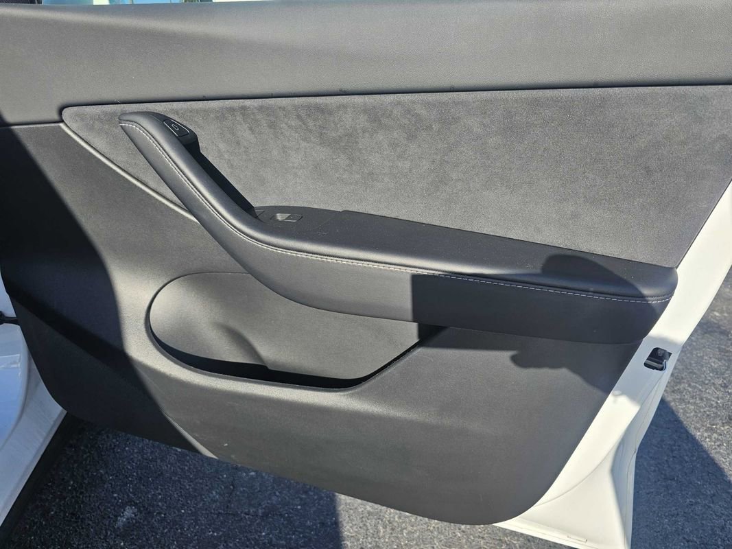 Used 2022 Tesla Model Y Long Range image 19