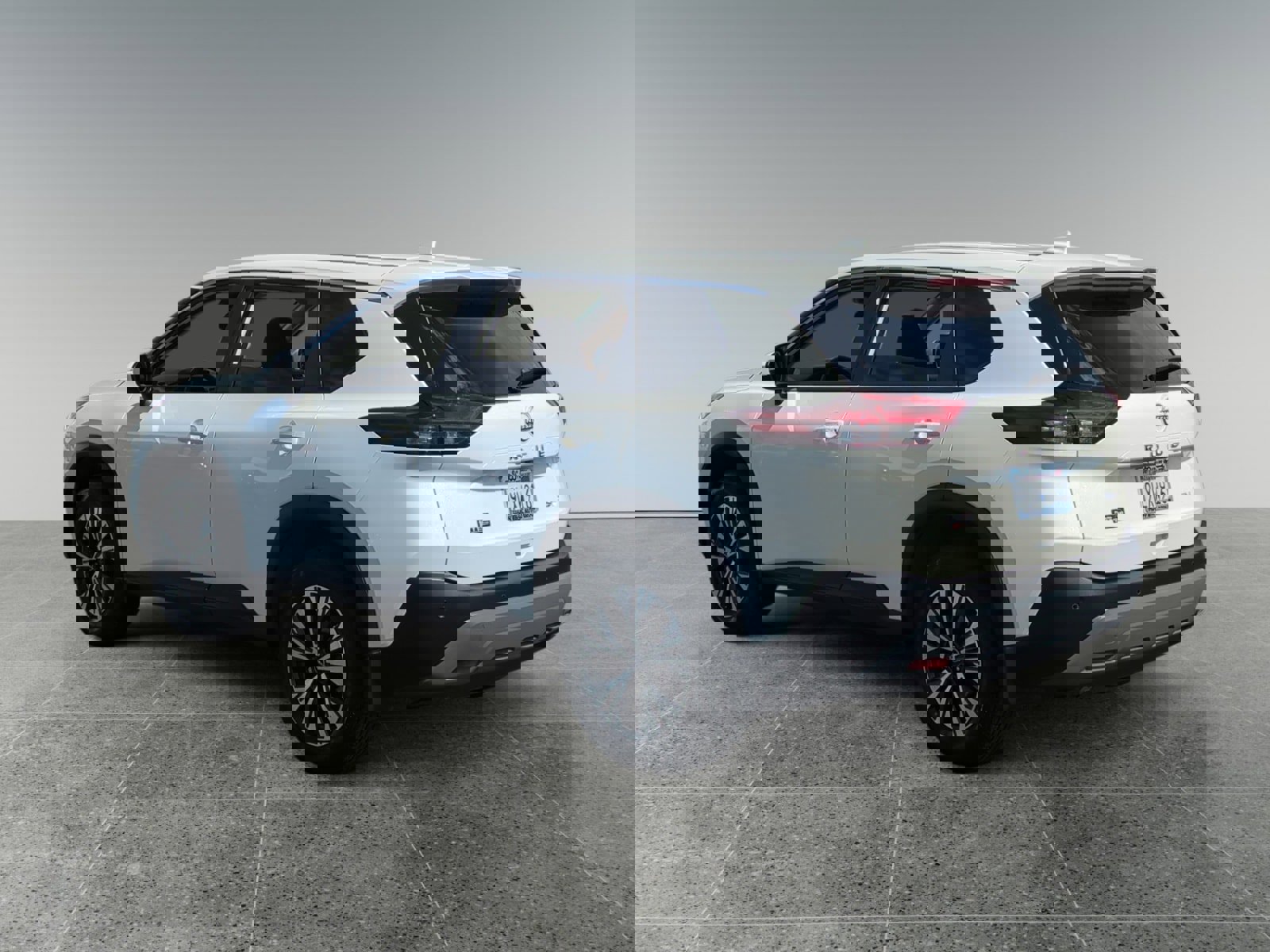 Used 2023 Nissan Rogue SV image 3