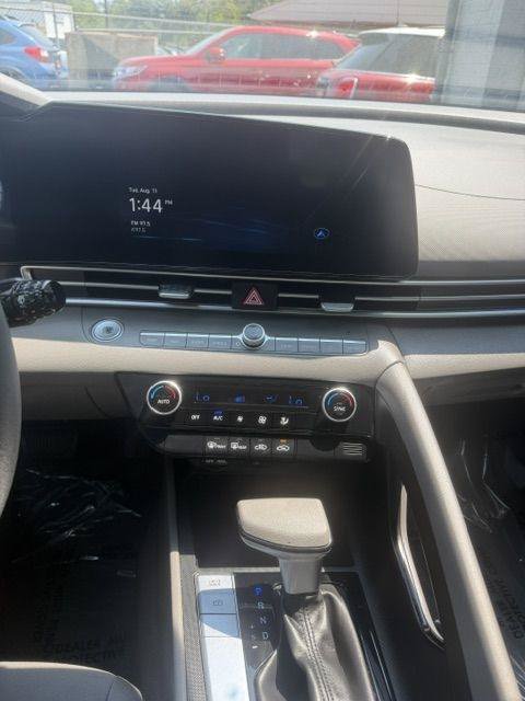 Used 2024 Hyundai Elantra SEL FWD image 16