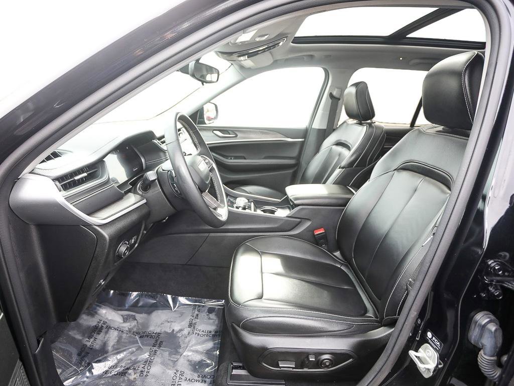 Used 2023 Jeep Grand Cherokee Limited w/ Black Appearance Package image 12