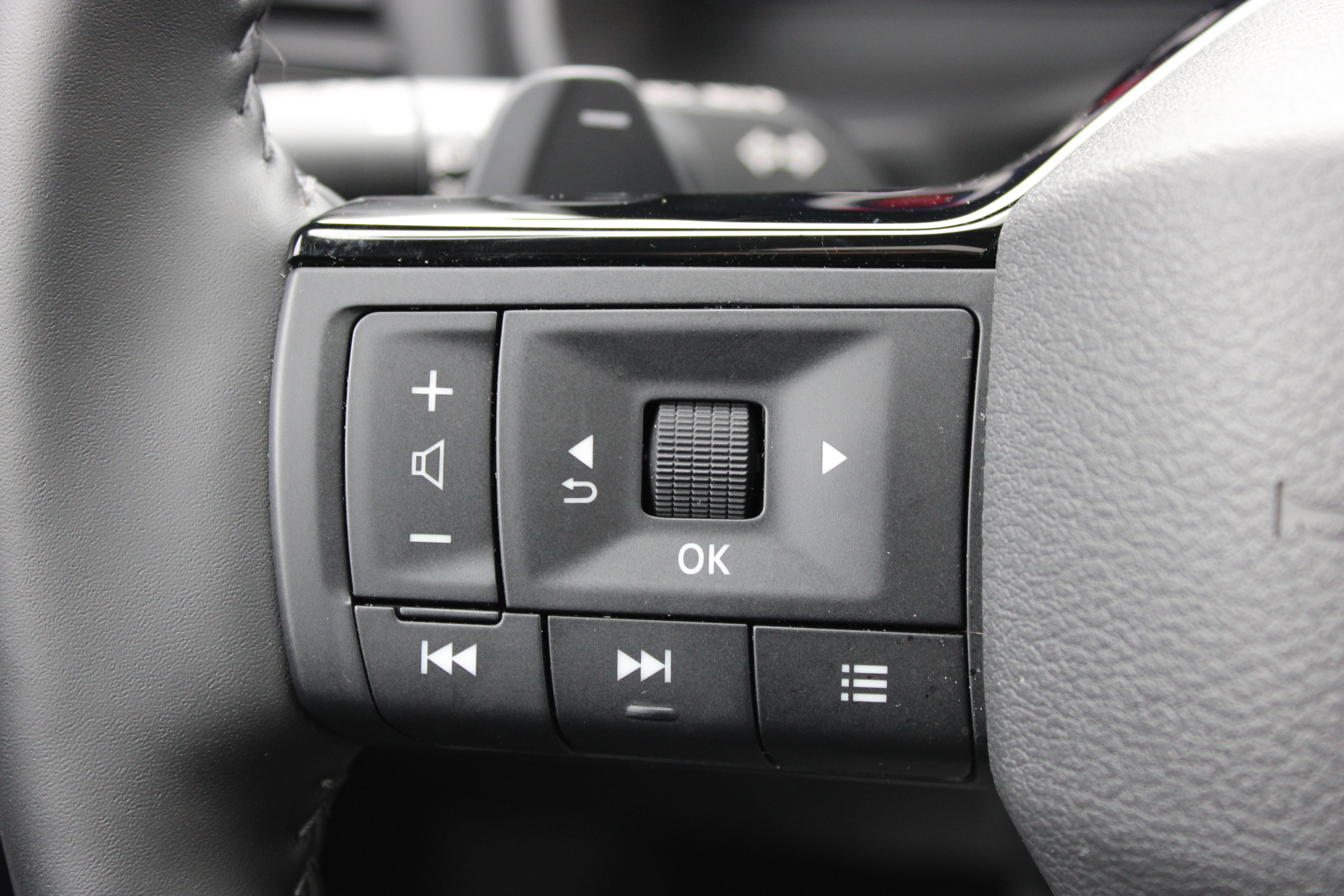 Certified 2025 Nissan Rogue Platinum w/ Tech Package image 27