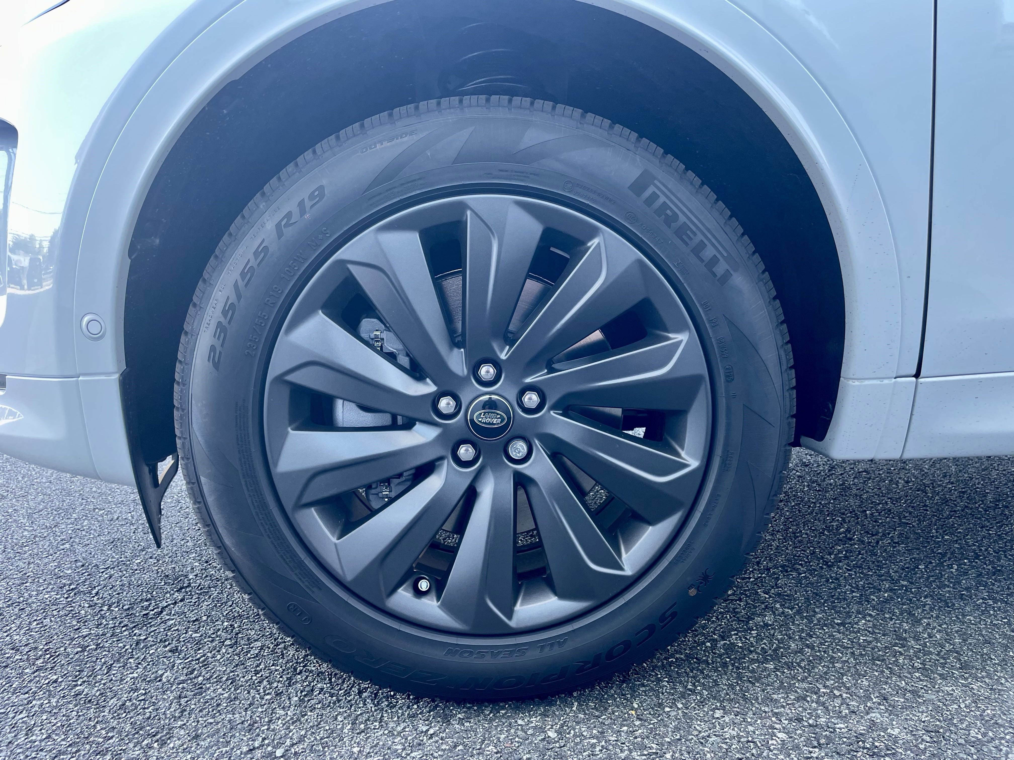 New 2025 Land Rover Discovery Sport S image 9