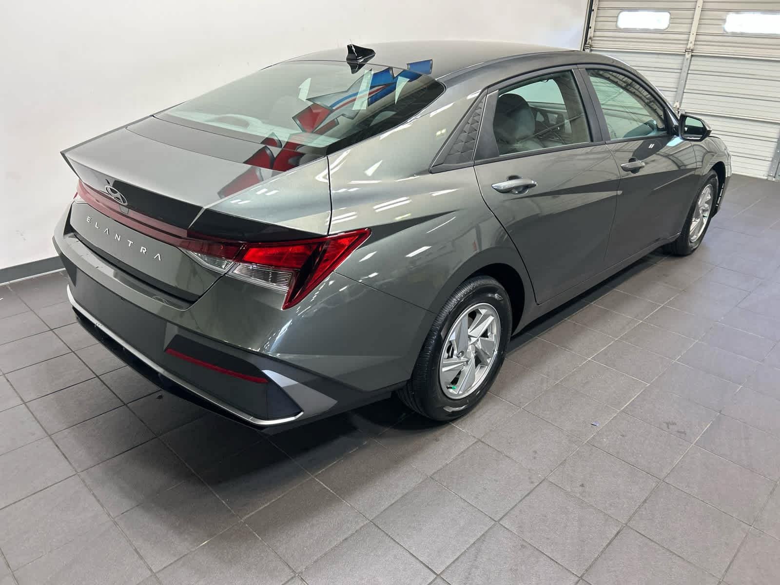 New 2026 Hyundai Elantra SE FWD image 3