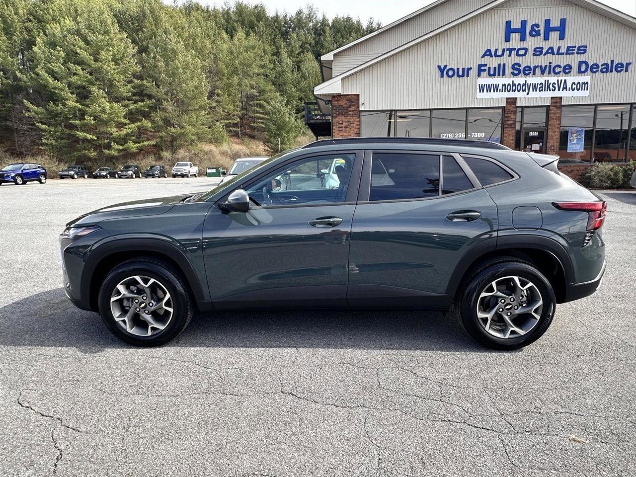 Used 2025 Chevrolet Trax LT w/ LT Convenience Package image 8