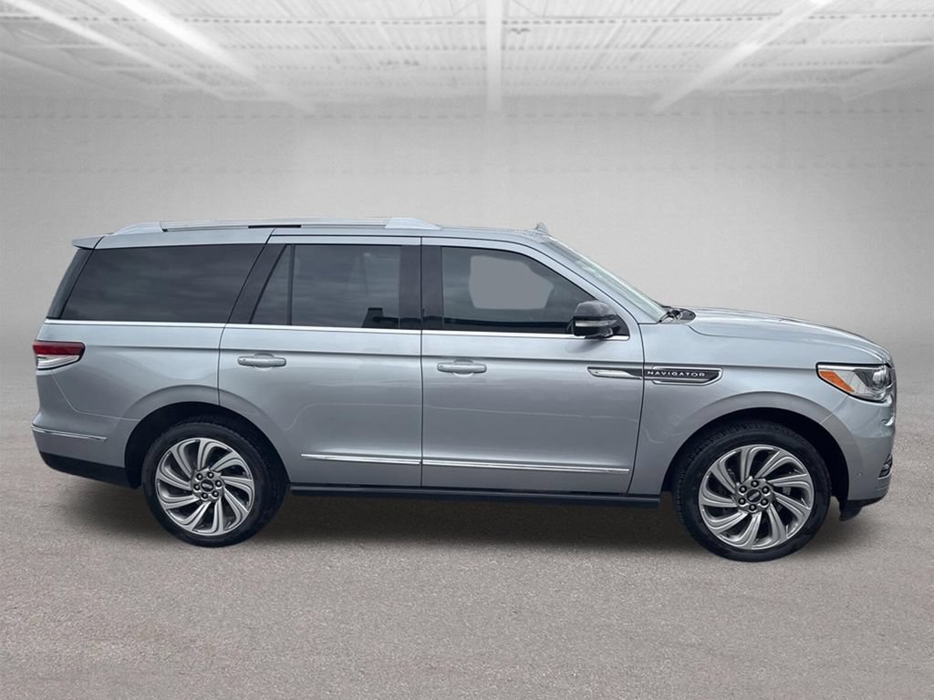Used 2022 Lincoln Navigator Reserve AWD/4WD image 11