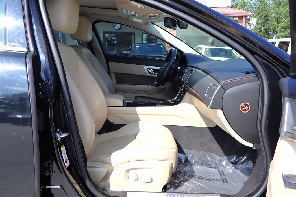 Used 2013 Jaguar XF RWD image 18