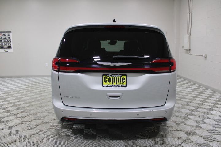 Used 2024 Chrysler Pacifica Touring-L image 10