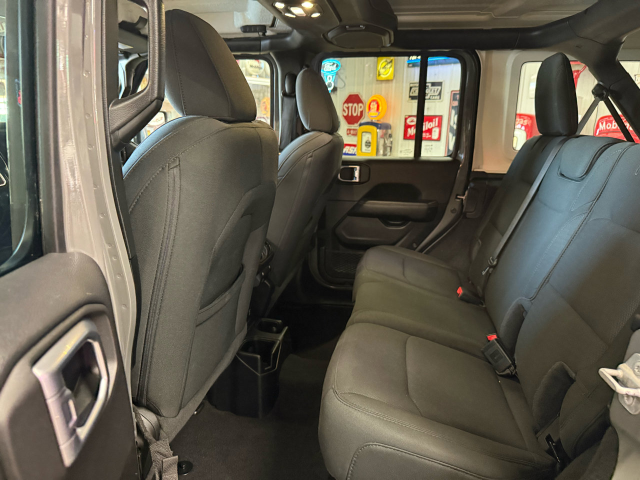 Used 2020 Jeep Wrangler Unlimited Sahara image 19