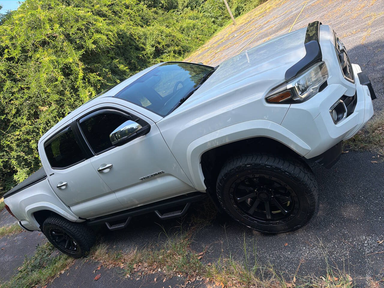 Used 2016 Toyota Tacoma Limited w/ Towing Package AWD/4WD image 16