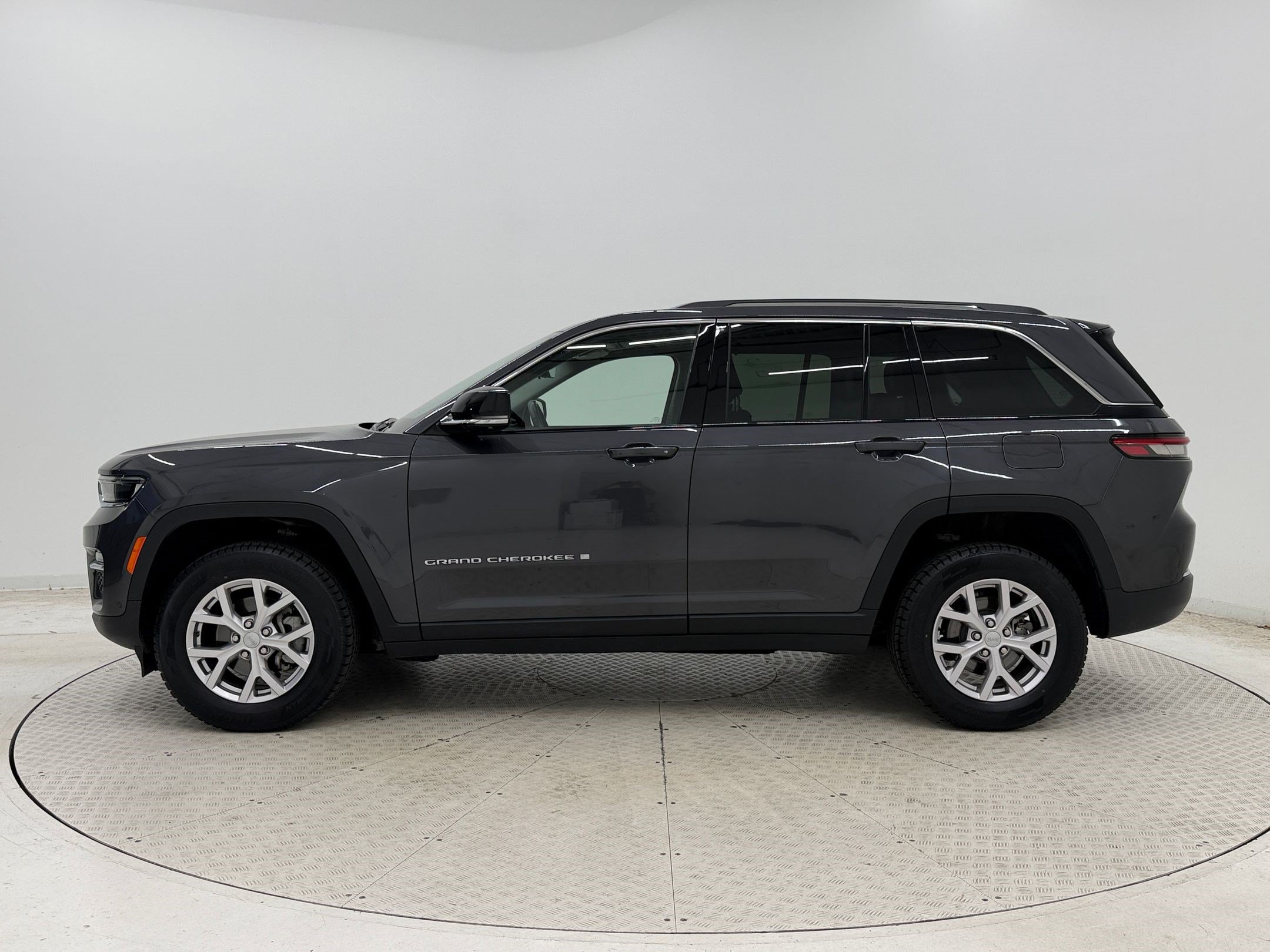 Used 2022 Jeep Grand Cherokee Limited w/ Luxury Tech Group II AWD/4WD image 2