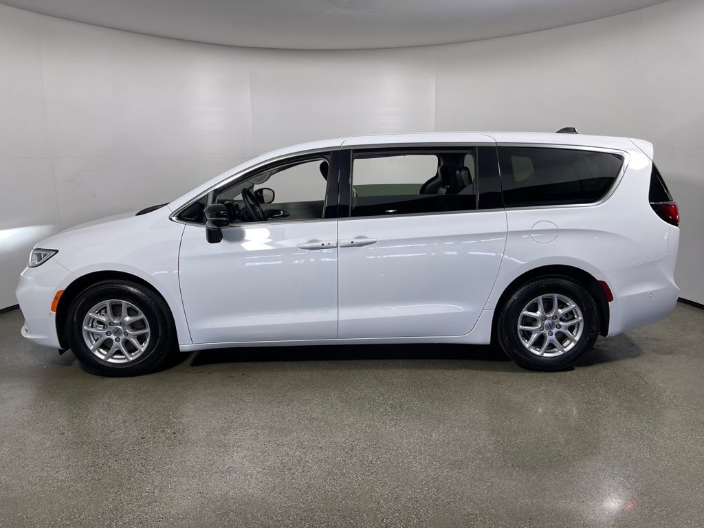 Used 2024 Chrysler Pacifica Touring-L image 6