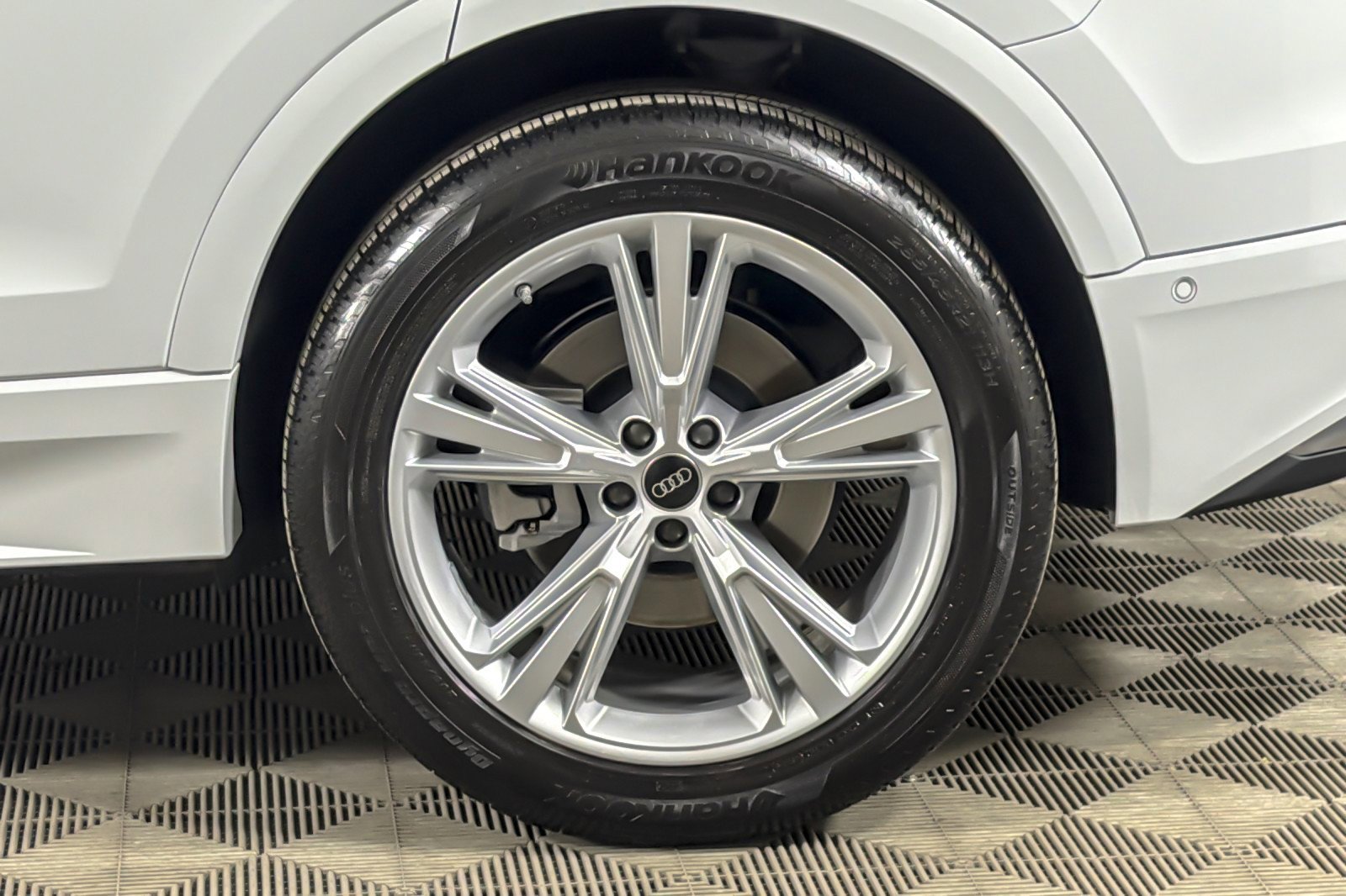 Used 2023 Audi Q8 Premium Plus AWD/4WD image 26
