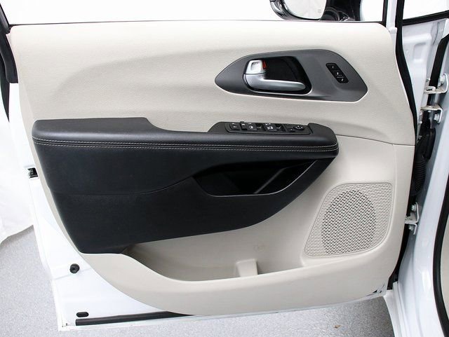 Used 2024 Chrysler Pacifica Touring-L image 22