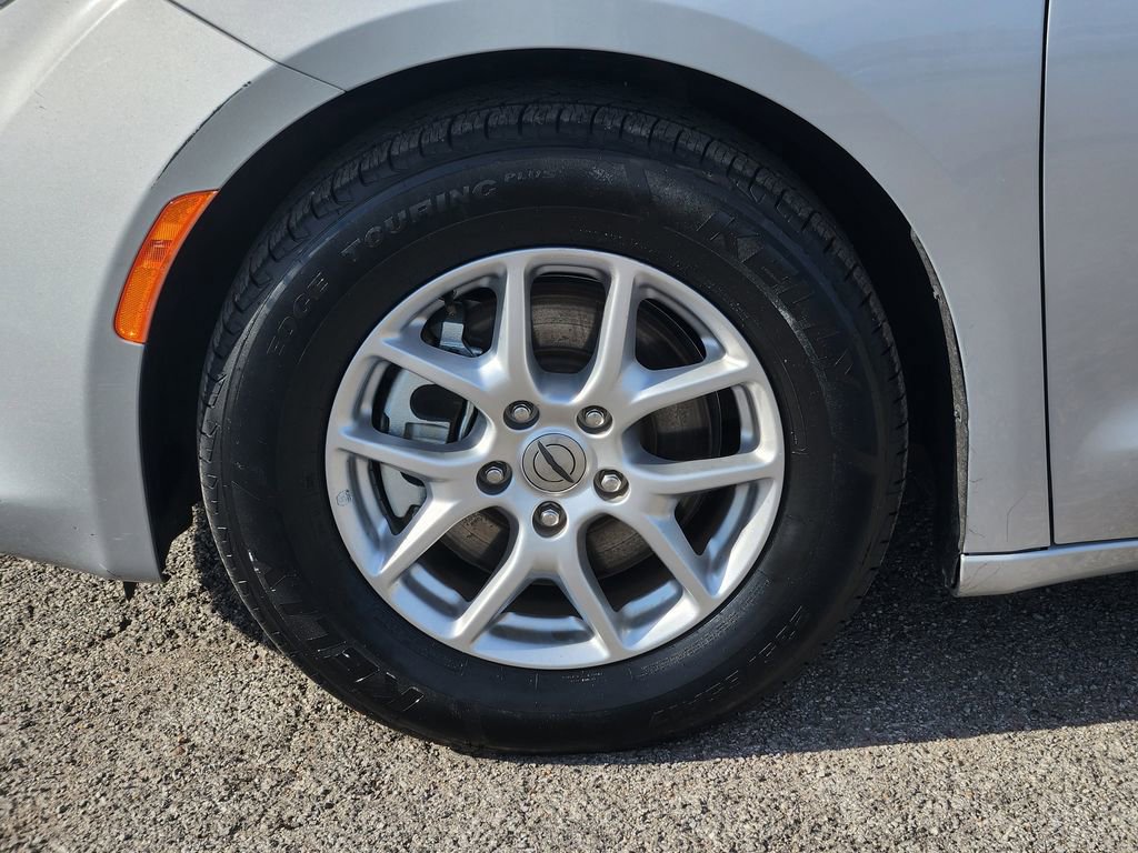 Used 2023 Chrysler Voyager LX image 13