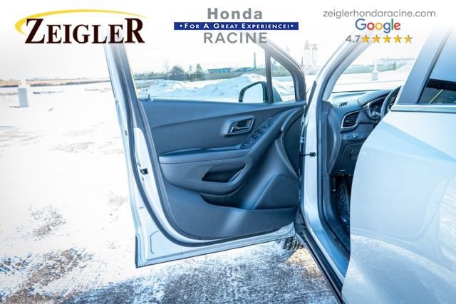Used 2020 Chevrolet Trax LT w/ LT Convenience Package image 18