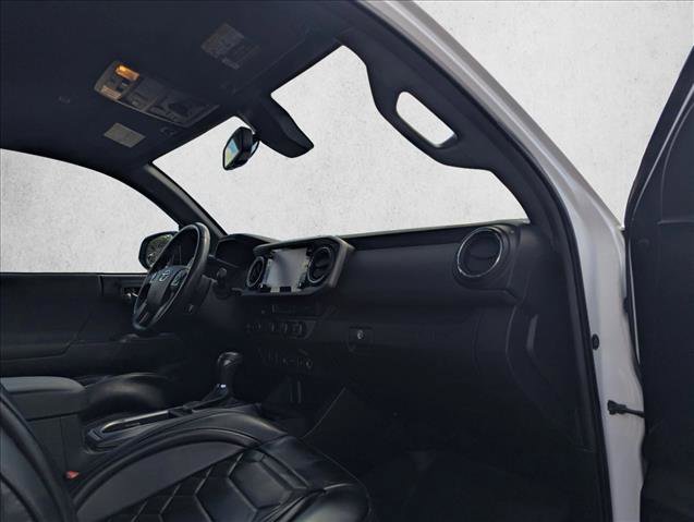Used 2022 Toyota Tacoma TRD Off-Road AWD/4WD image 15
