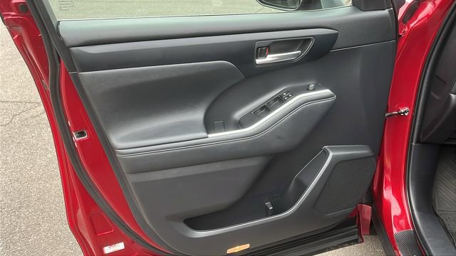 Certified 2023 Toyota Highlander XLE image 9