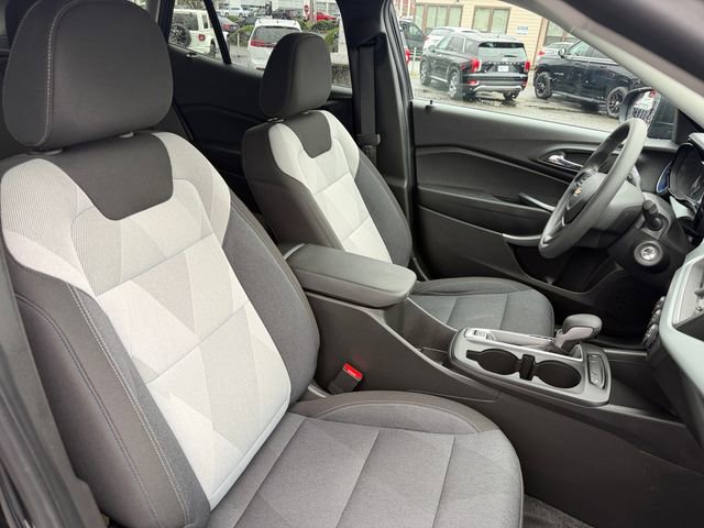 Used 2025 Chevrolet Trax LS image 31