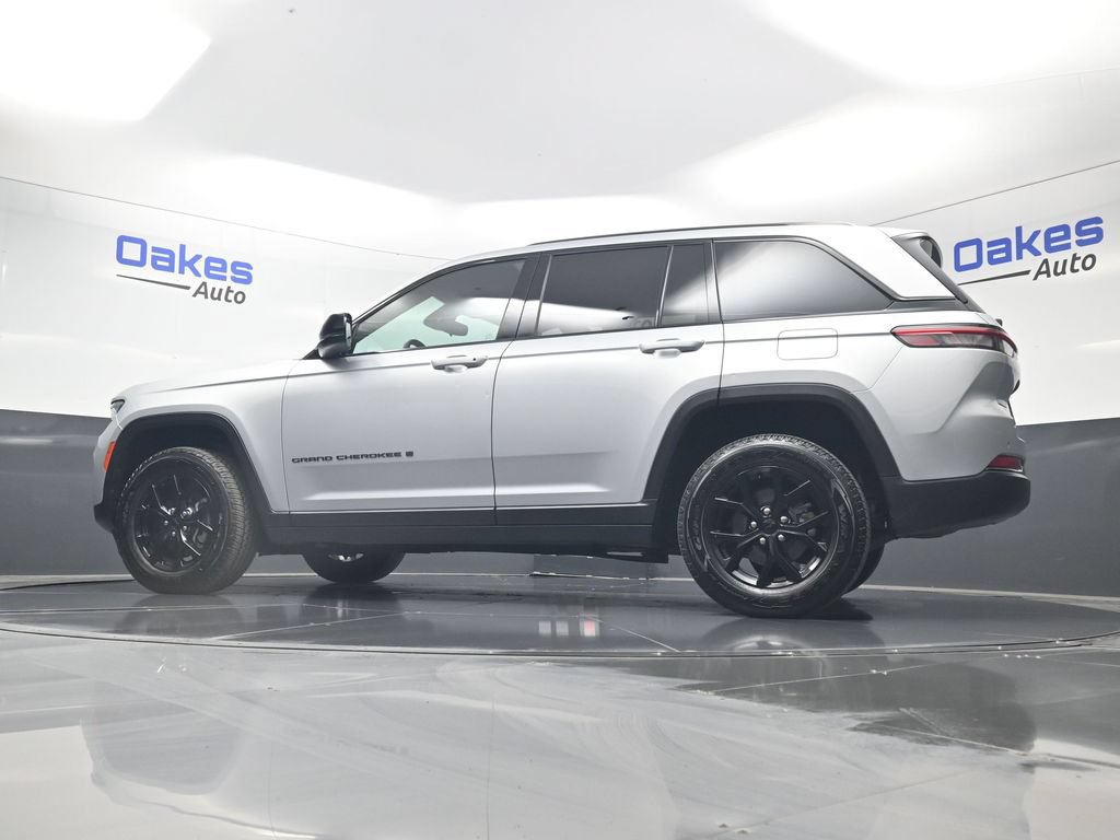 Used 2024 Jeep Grand Cherokee Altitude RWD image 39
