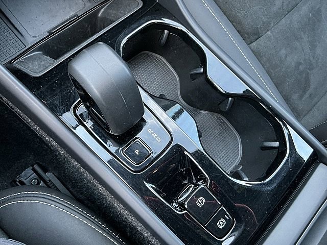 Certified 2025 Volvo XC40 B5 Plus image 23