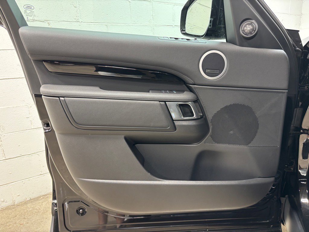 Used 2025 Land Rover Discovery S image 23