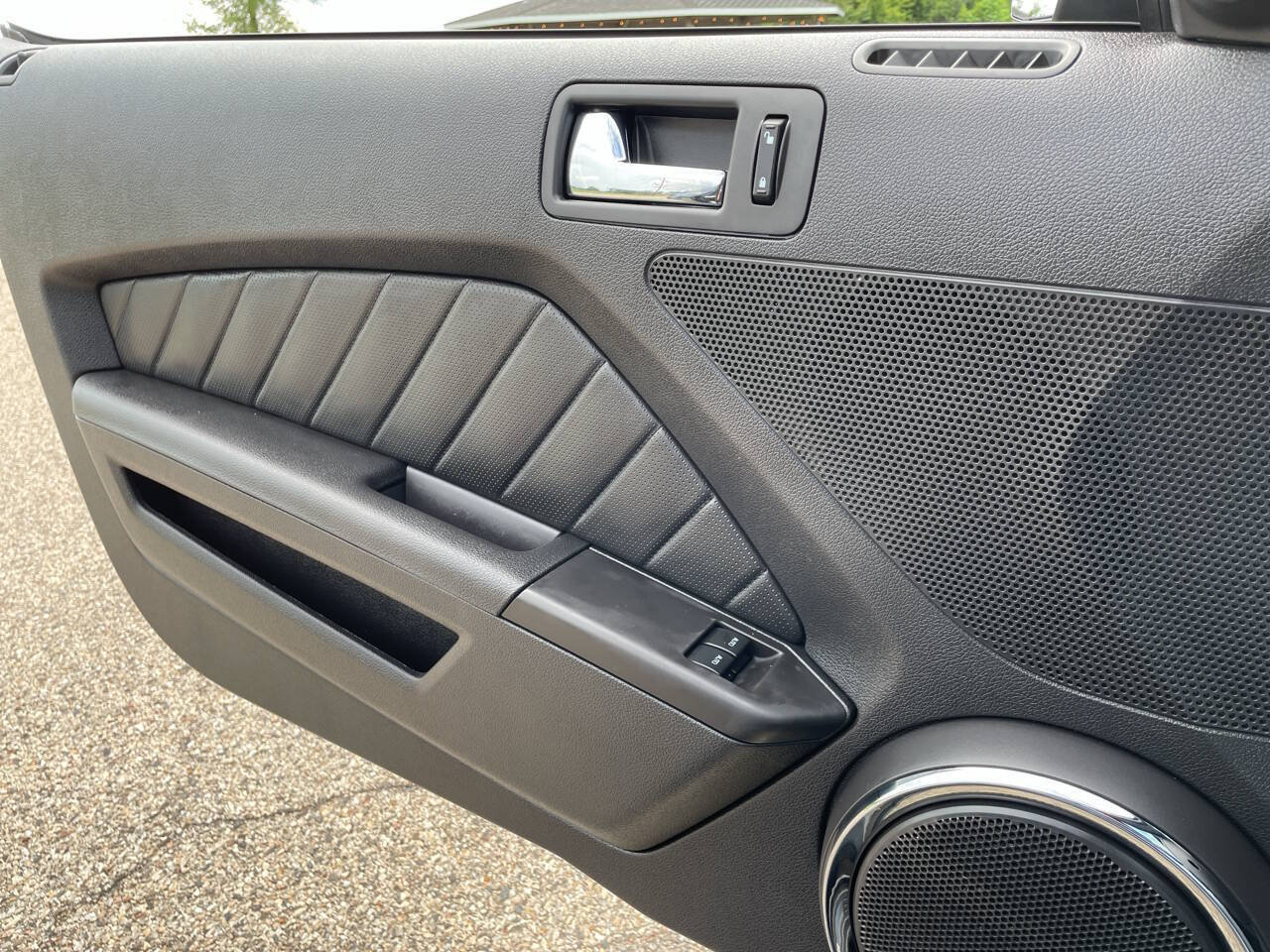 Used 2012 Ford Mustang GT Premium RWD image 34