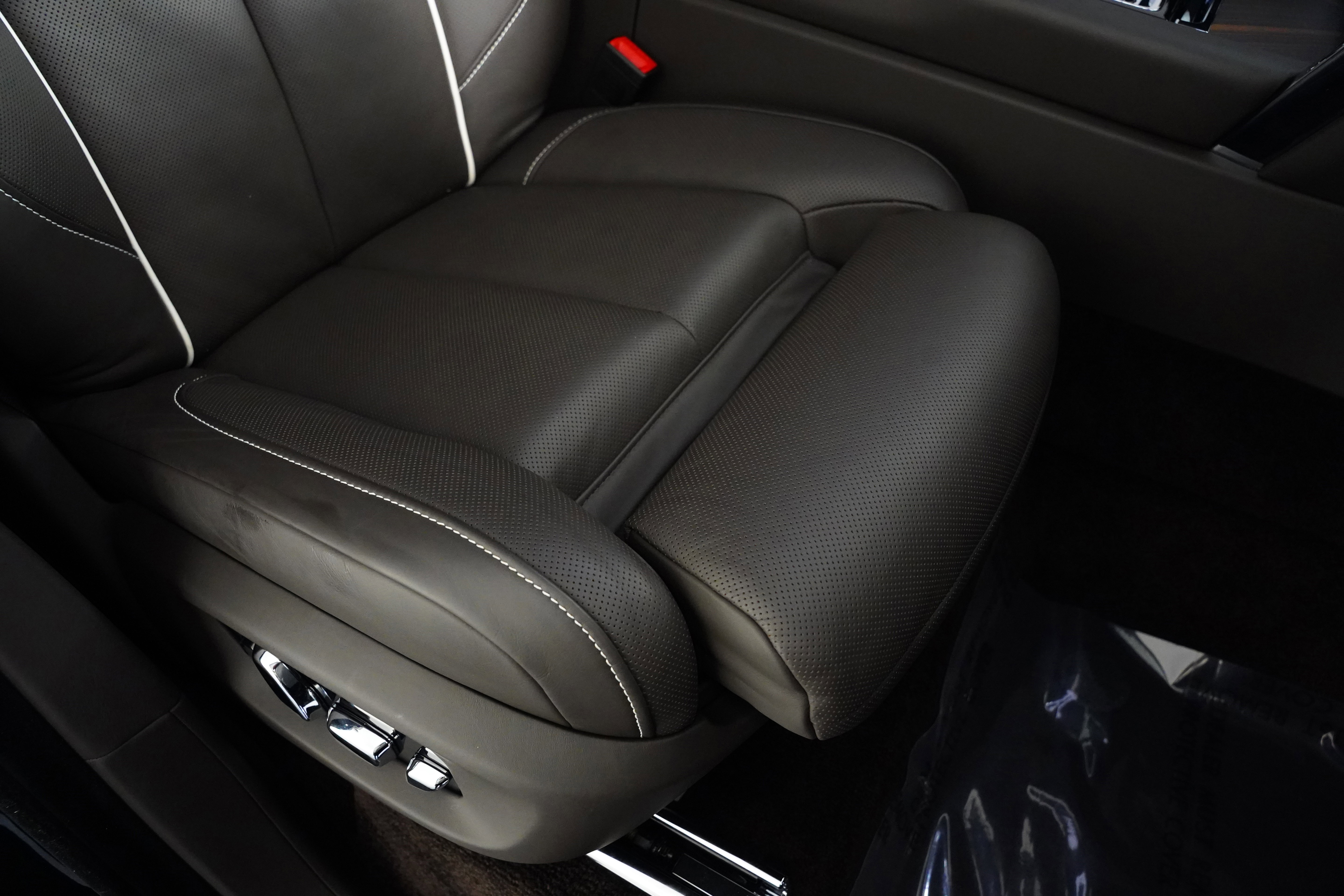 Used 2023 Rolls-Royce Cullinan w/ Cullinan Package image 33