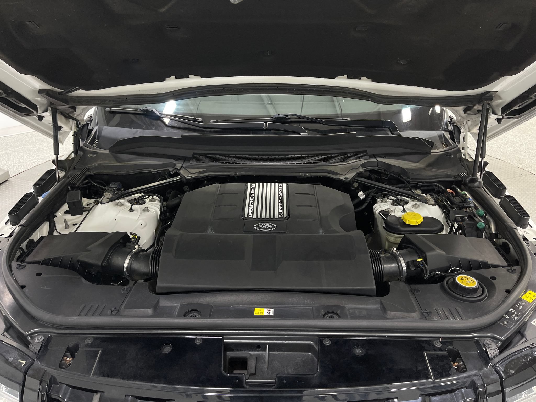 Used 2015 Land Rover Range Rover Supercharged AWD/4WD image 26