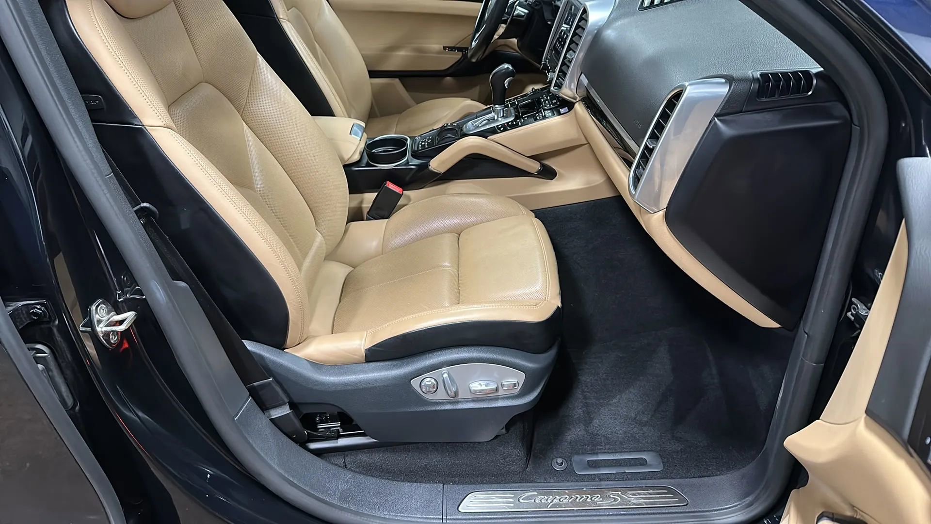 Used 2017 Porsche Cayenne S image 17