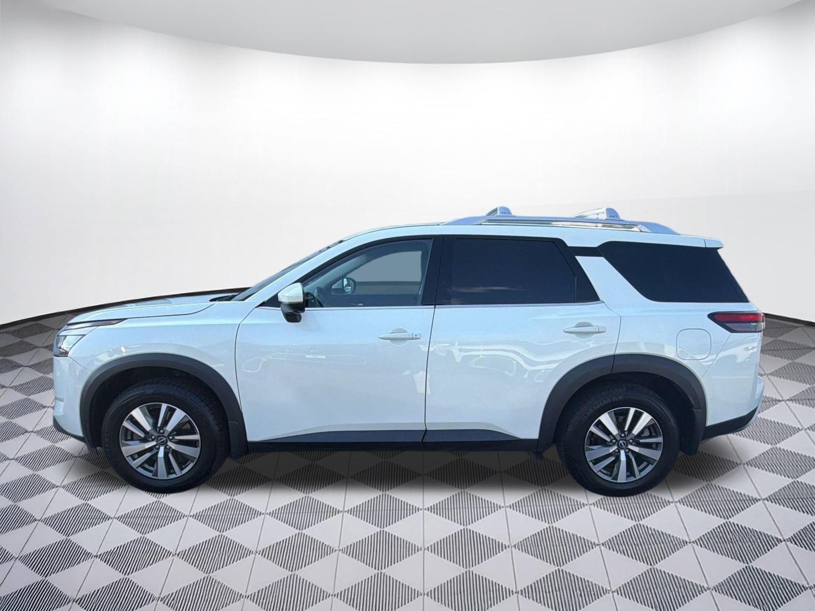 Used 2024 Nissan Pathfinder SL AWD/4WD image 2