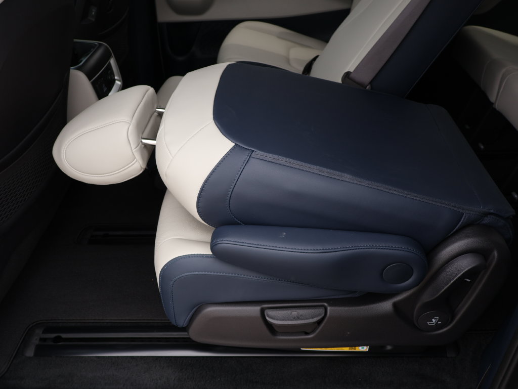 New 2026 Kia Carnival SX w/ SX Dark Edition Package FWD image 15