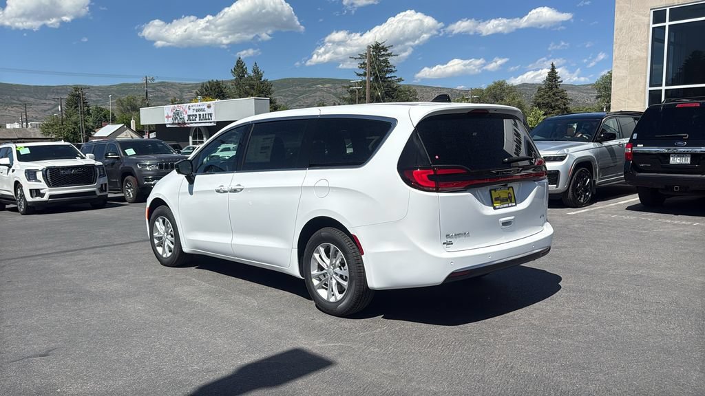 New 2027 Chrysler Pacifica Select AWD/4WD image 7