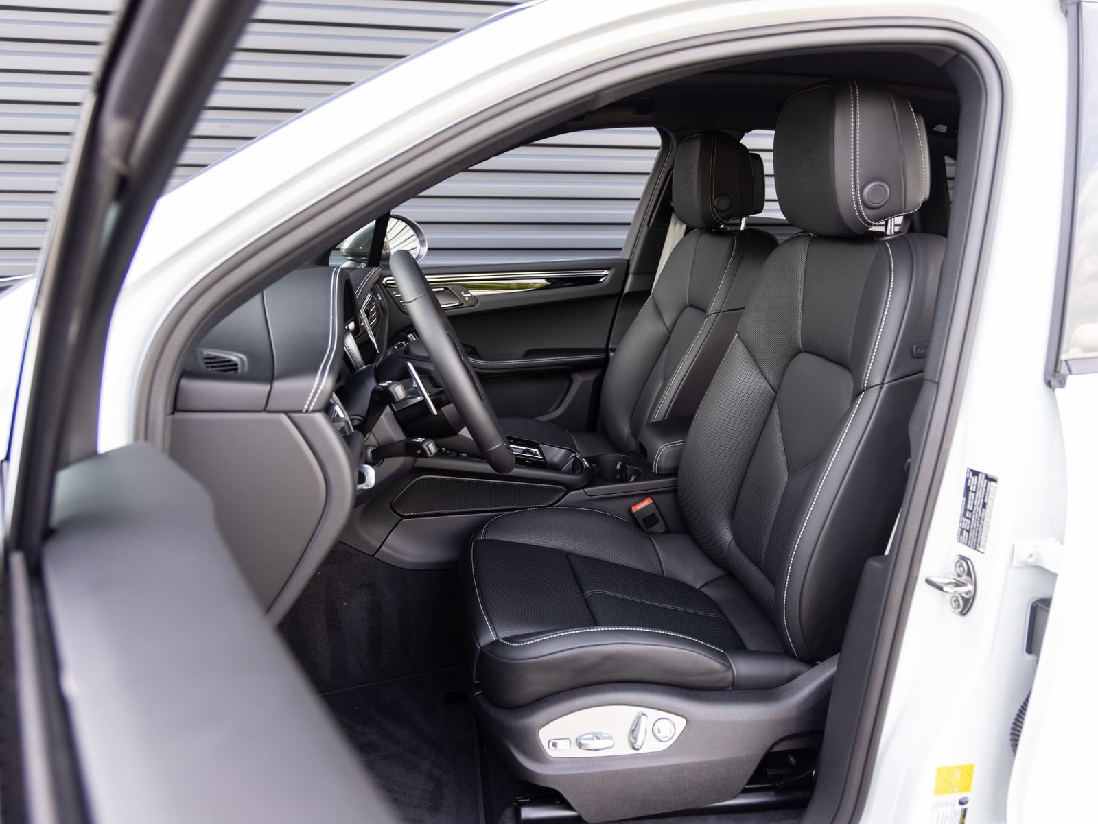 New 2026 Porsche Macan Turbo AWD/4WD image 5