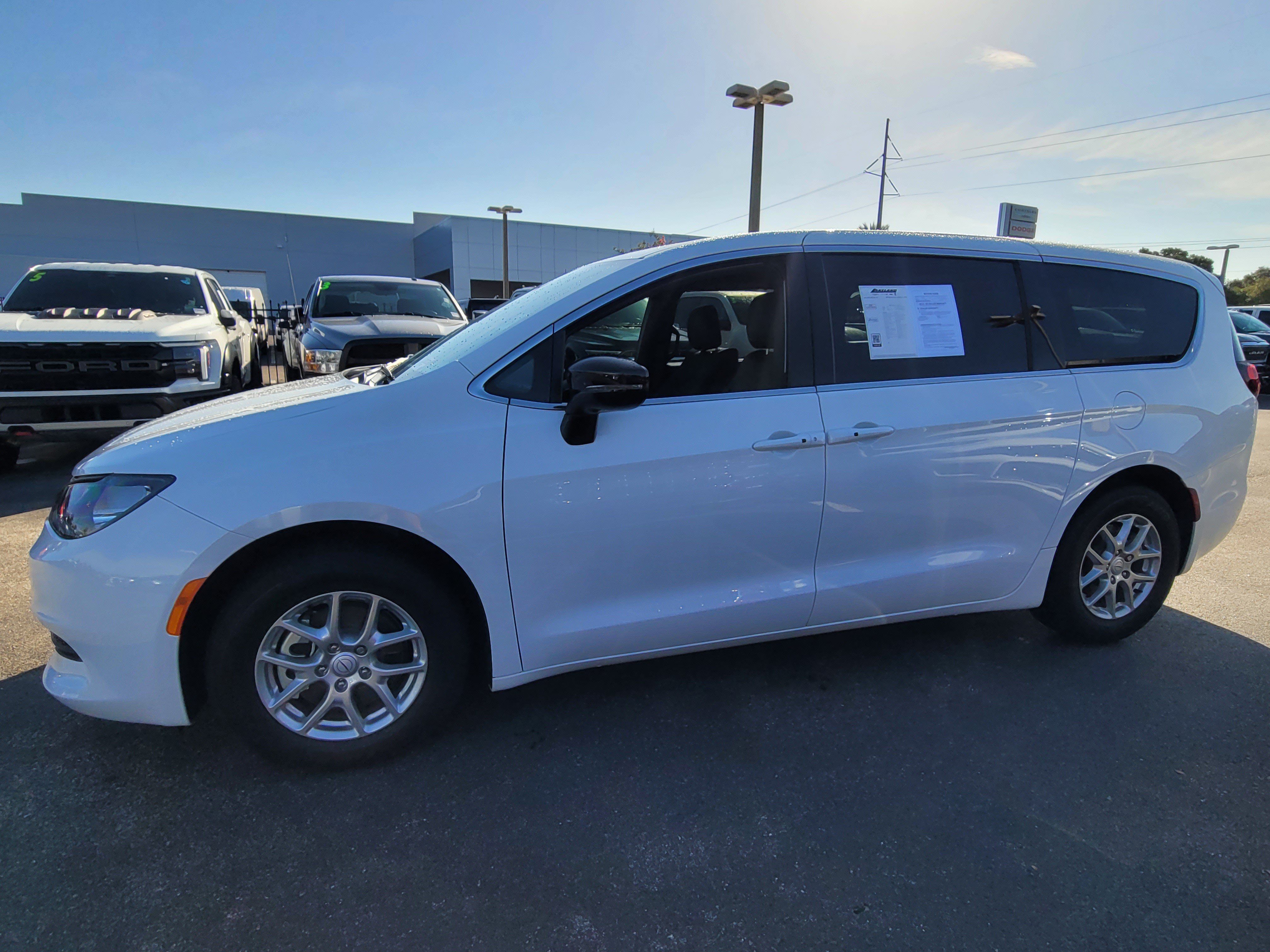 Used 2026 Chrysler Voyager LX FWD image 7