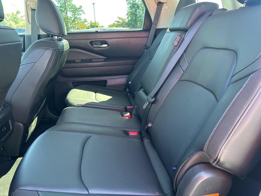 Used 2025 Nissan Pathfinder SL AWD/4WD image 20