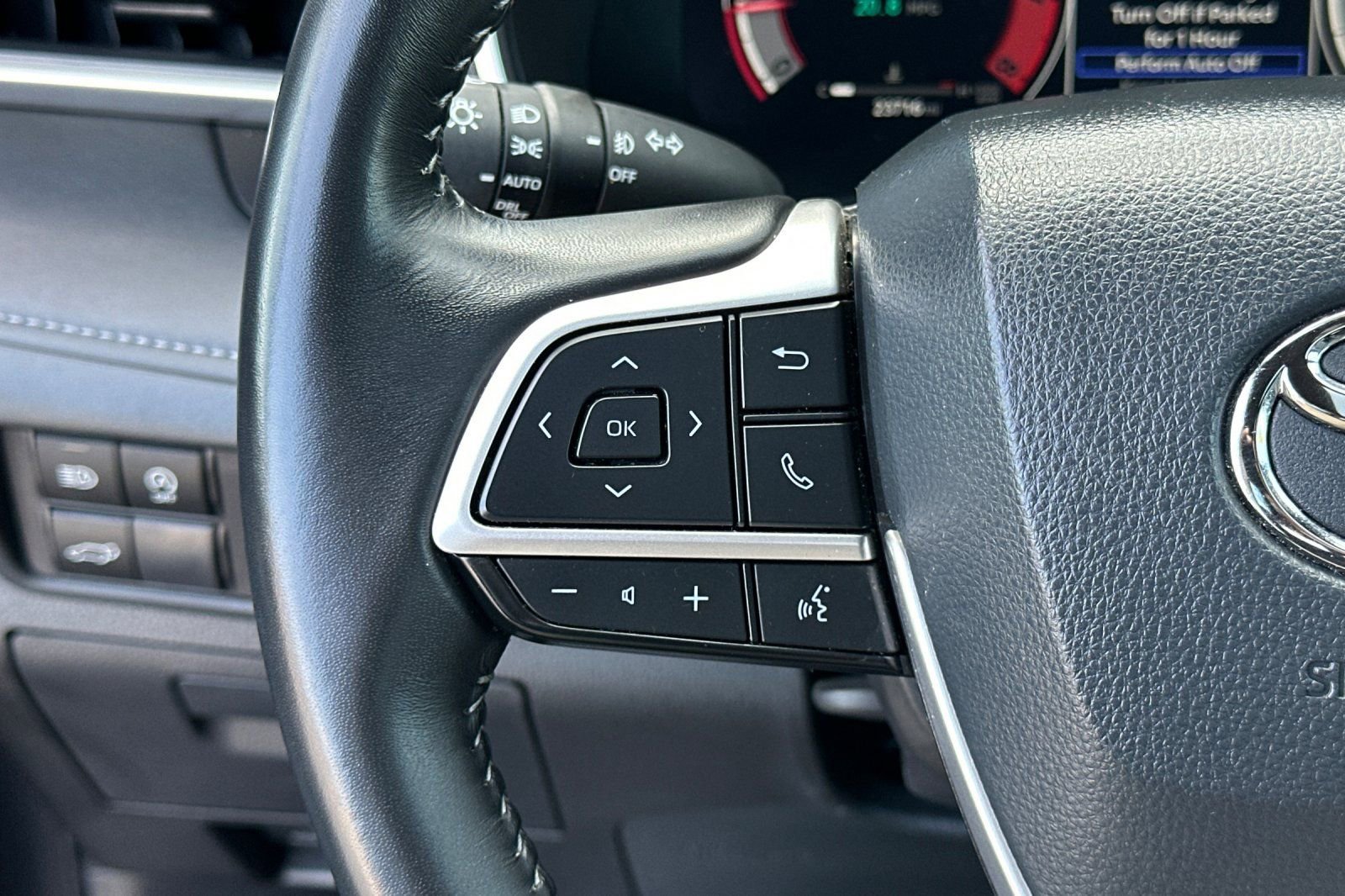 Used 2025 Toyota Highlander XSE image 32