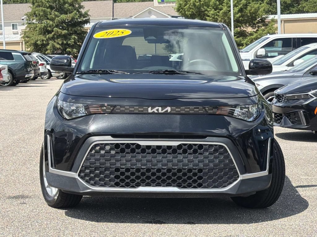 Used 2025 Kia Soul LX w/ LX Technology Package FWD image 2