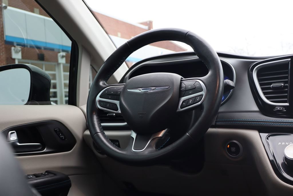 Used 2021 Chrysler Pacifica Touring-L w/ Uconnect Theater Family Group image 55
