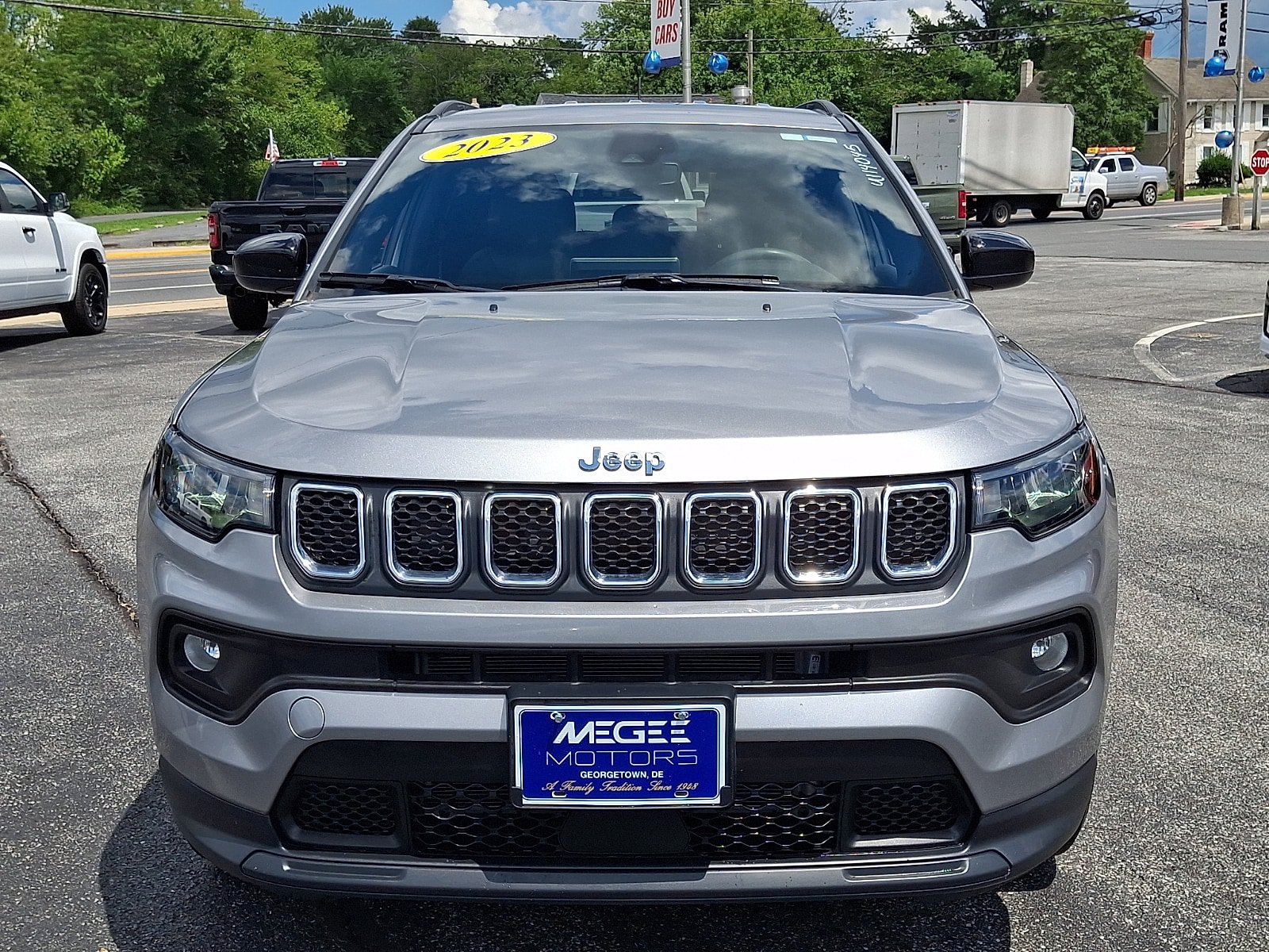 Used 2023 Jeep Compass Latitude AWD/4WD image 2