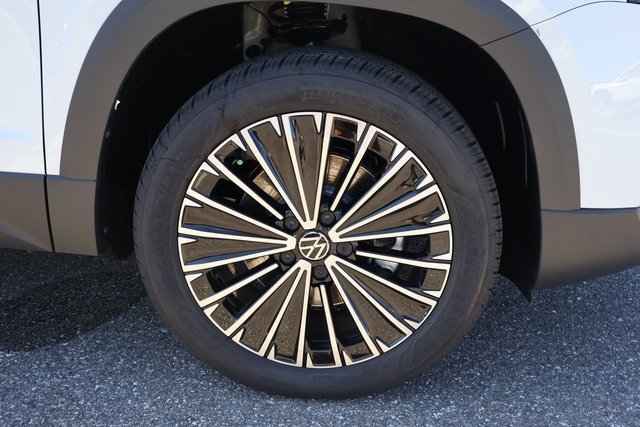 Certified 2025 Volkswagen Taos SE image 9