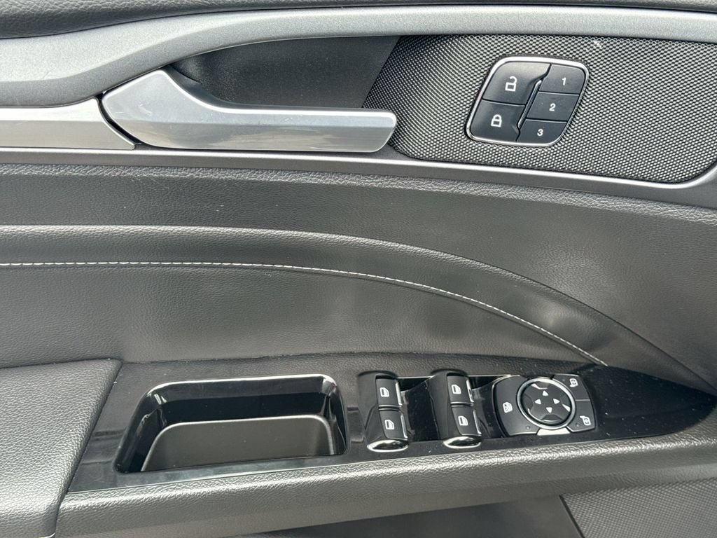 Used 2016 Ford Fusion Titanium AWD/4WD image 12