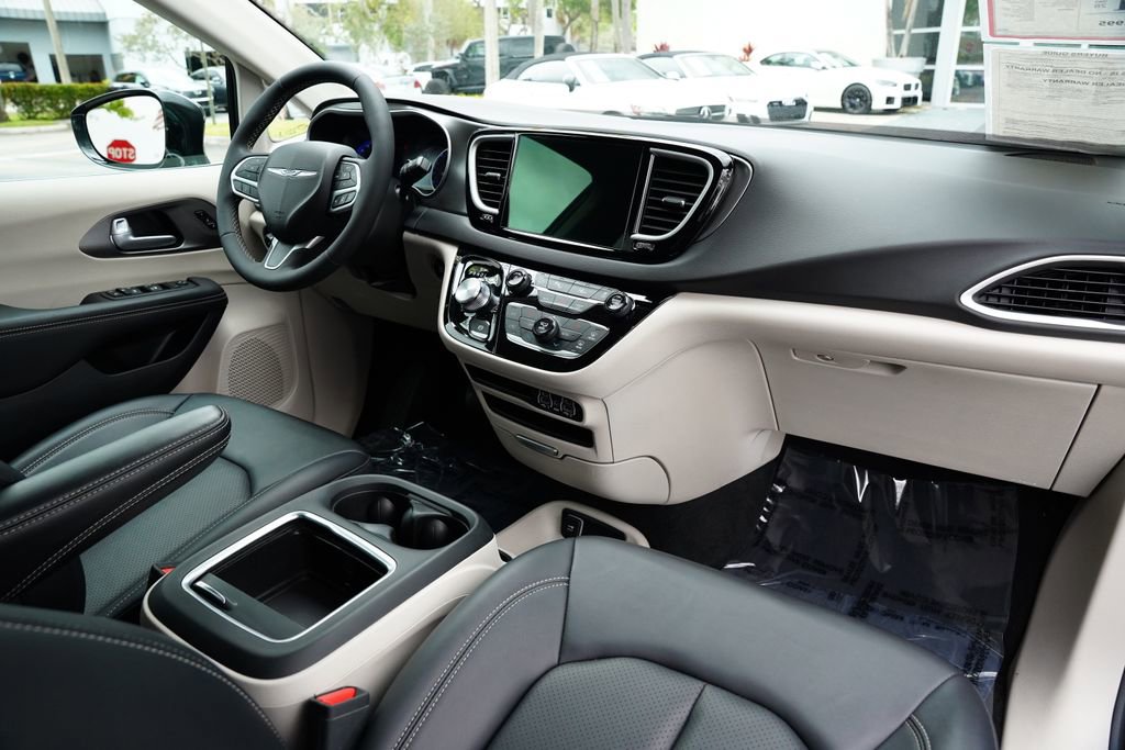 Used 2024 Chrysler Pacifica Touring-L image 37