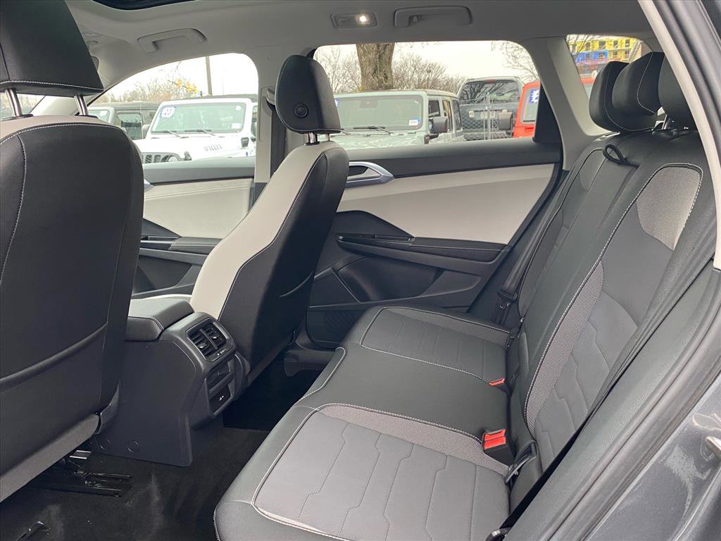 Used 2025 Volkswagen Taos SE image 21