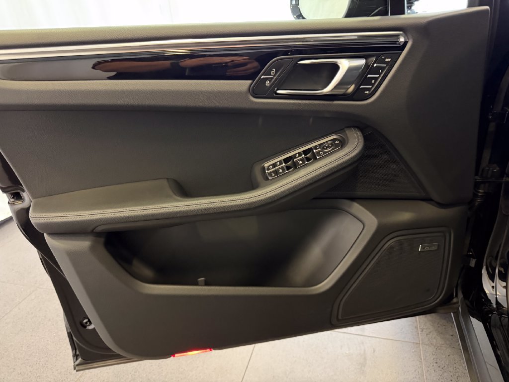 Certified 2026 Porsche Macan AWD/4WD image 15