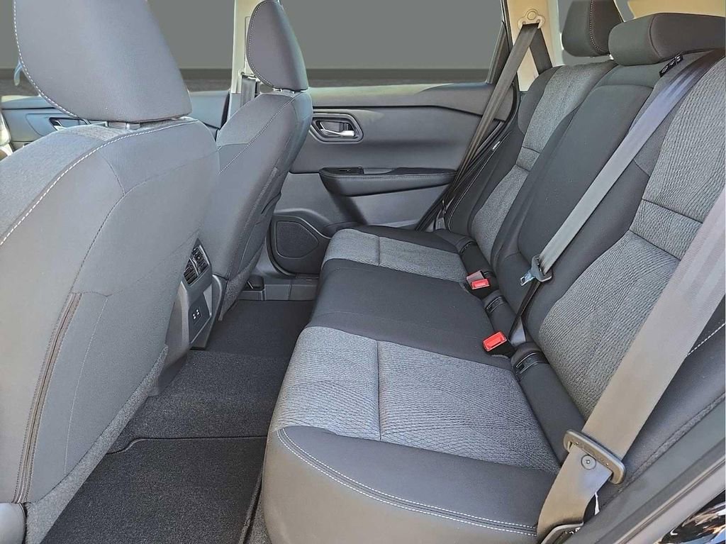 Used 2025 Nissan Rogue SV FWD image 13
