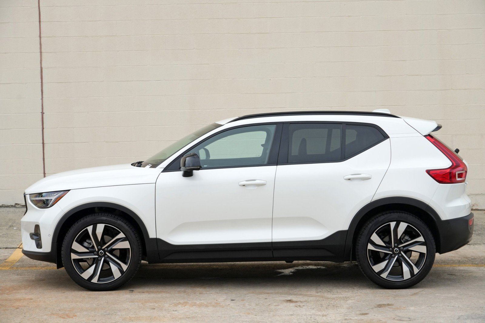 Used 2025 Volvo XC40 B5 Plus w/ Protection Package Premier AWD/4WD image 54